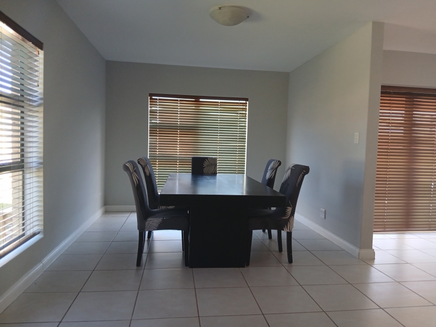 To Let 4 Bedroom Property for Rent in Wavecrest Eastern Cape